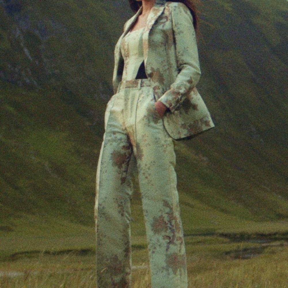 TED BAKER
Pierree Satin Jacquard Blazer, Corset and Pant Suit In Beige